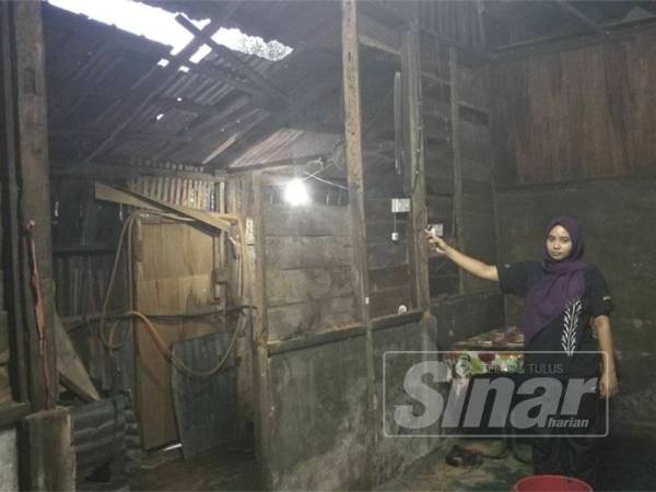 Nor Atikah menunjukkan keadaan bahagian rumahnya yang kian uzur.
