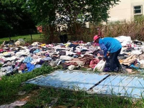 Kerja pembersihan oleh kontraktor pembersihan KDEB Waste Management.