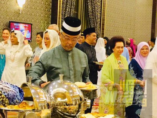 Yang di-Pertuan Agong sedang mengambil hidangan pada majlis tersebut. Kredit gambar House Of Pahang.