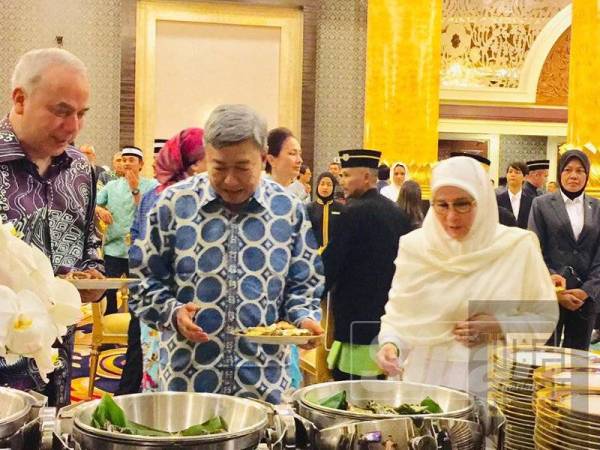 Turut kelihatan, Sultan Selangor, Sultan Sharafuddin Idris Shah dan Sultan Nazrin pada Majlis Santapan BBQ itu.