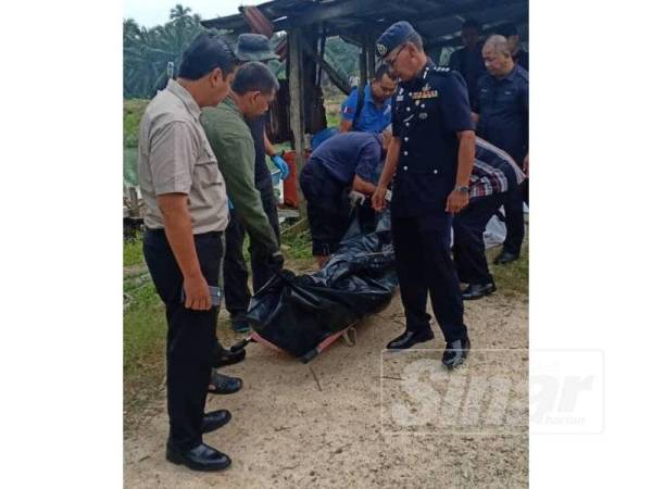 Zaharudin melihat penemuan jenazah anggota di IPD Muar, pagi tadi di Jeti Nelayan Sungai Senduk, Tangkak.