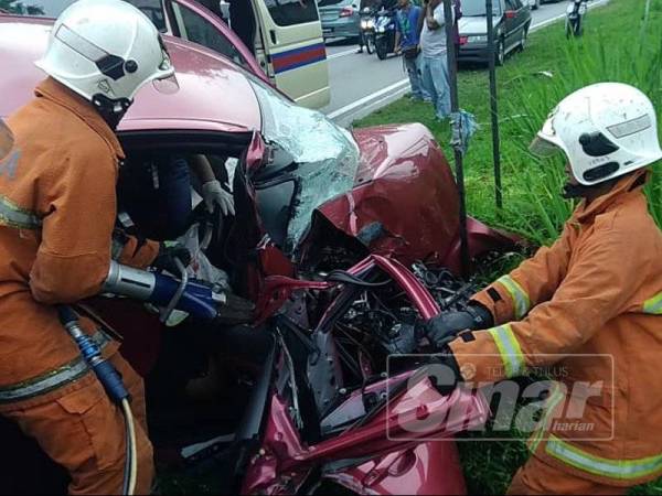Pasukan bomba sedang mengeluarkan mangsa tersepit.