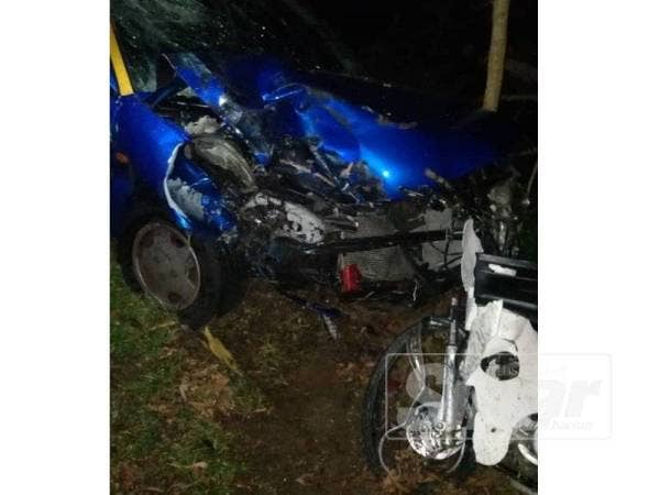 Keadaan kedua-dua kenderaan terbabit selepas terlibat kemalangan di KM12, Jalan Endau Mersing malam tadi.