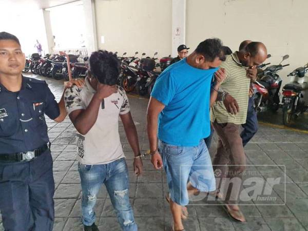 Hla Win (baju biru) dan Gunaselan (baju hijau) mengaku tidak bersalah ke atas tiga pertuduhan memiliki arak haram.