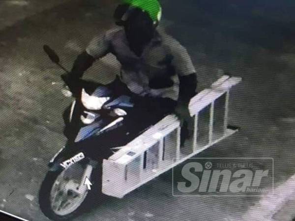 Rakaman CCTV menunjukkan tangga aluminum itu dibawa lari suspek menunggang motosikal.