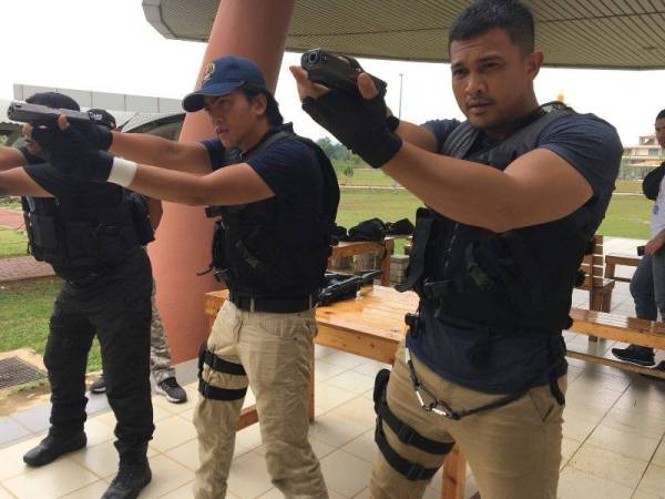 Iman dan Saharul Ridzwan sedang menjalani sesi menembak di AMSAS, Kuantan, Pahang, untuk Filem Coast Guard.