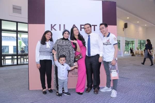 
Tya bersama keluarga.