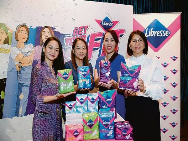 EVELYN (kanan) bersama produk Libresse ketika pelancaran kempen itu baru-baru ini.