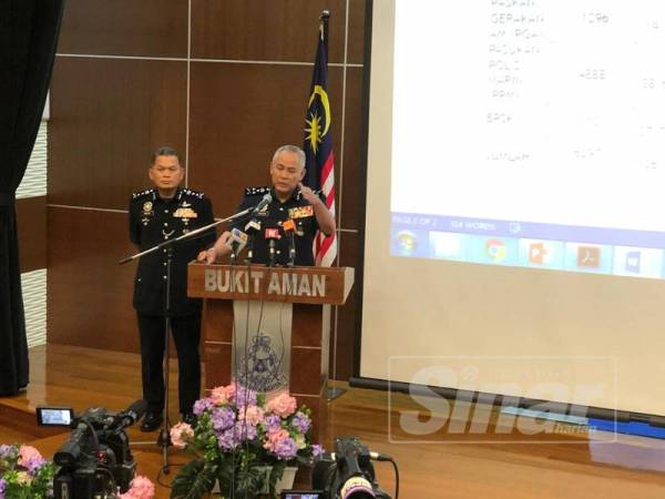 Acryl Sani (kanan) dalam sidang akhbar di Bukit Aman, hari ini.