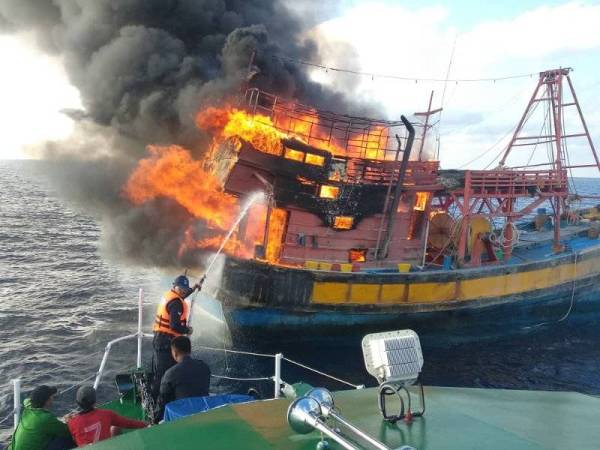 Sebuah bot nelayan yang dibakar oleh nelayan warga asing dipercayai bagi menghapuskan bukti. 