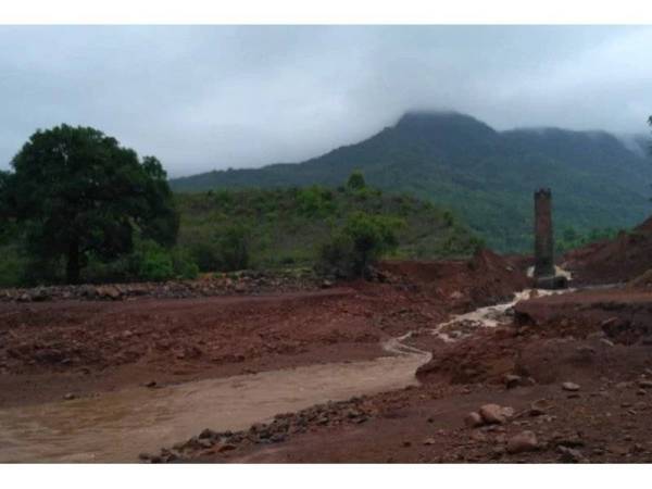 Empangan Tiware runtuh malam tadi dan menyebabkan enam orang maut manakala sekurang-kurangnya 18 mangsa hilang. - Foto Hindustan Times
