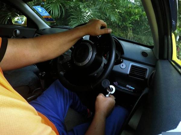 MESRA OKU. Alat HDC diakui memudahkan golongan OKU memandu kereta.