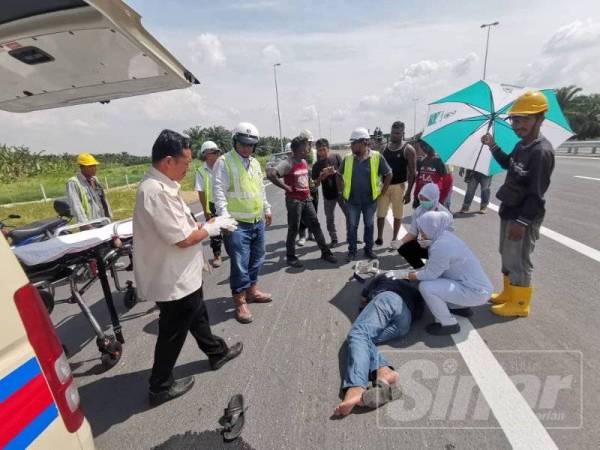 Mangsa yang parah diberikan rawatan segera sebelum dihantar ke Hospital Seri Manjung.