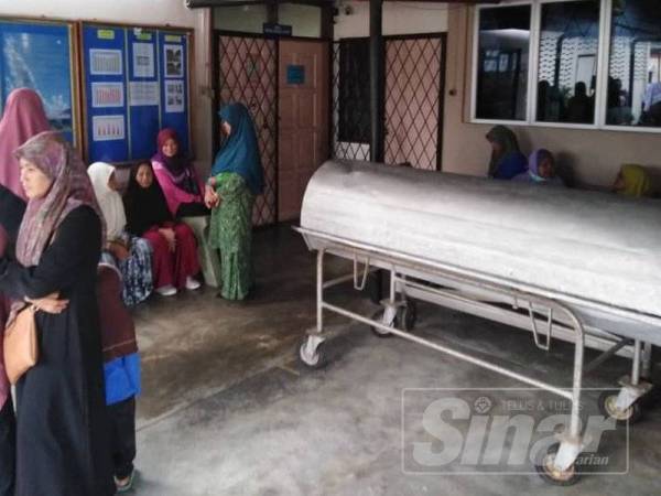 Ahli keluarga dan saudara-mara memenuhi ruang unit forensik Hospital Tanjong Karang di sini. 