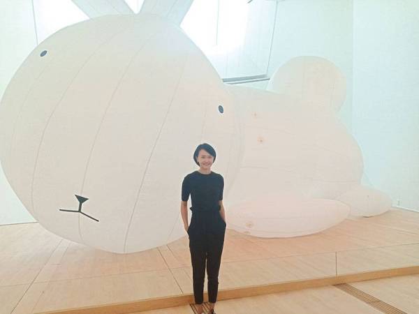 Dawn bersama patung arnab digelar Walter di ArtScience Museum.