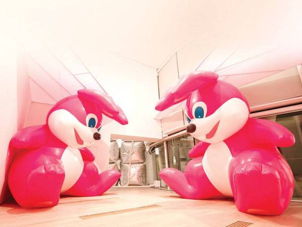 Karya bertajuk Somehow I Don’t Feel Comfortable oleh Momoyo Torimitsu.