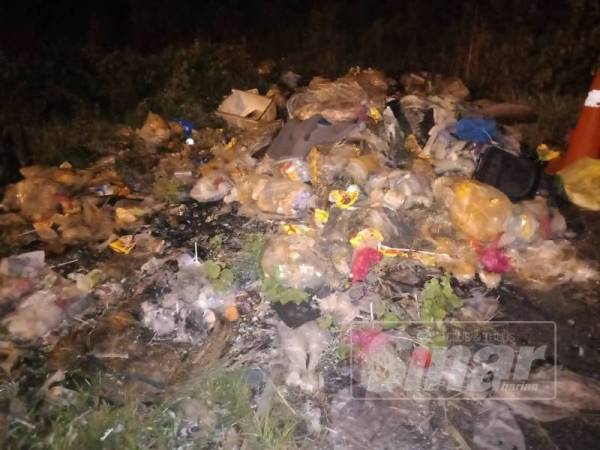 Keadaan di lokasi tapak pembuangan sampah haram yang dipenuhi dengan sisa buangan.