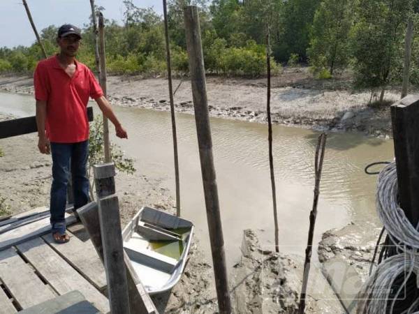 Johari menunjukkan tempat dia meletakkan bot di Pengkalan Penghulu.