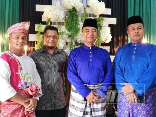 Mohd Rezal (dua dari kiri) bersama Wan Fauzi (dua dari kanan) bergambar pada Majlis Sambutan Aidilfitri di Perumahan Polis Sungai Durian.