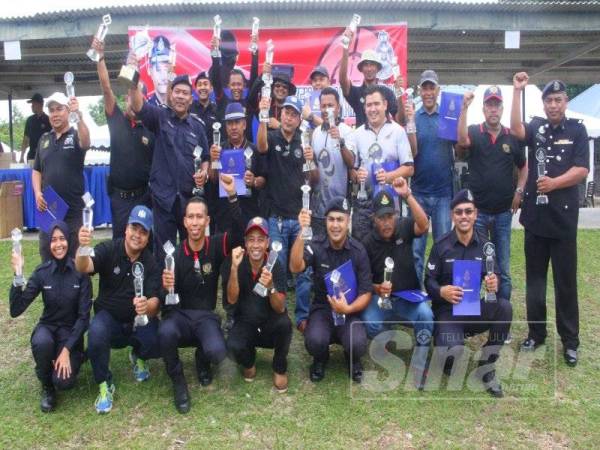 Nornadiah Syarah menjadi peserta wanita tunggal menyertai pertandingan menembak, di Lapang Sasar Bukit Pak Junuh, di Rantau Panjang.