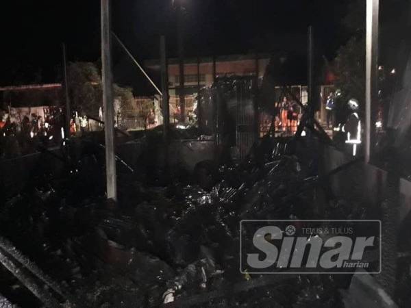 Keadaan rumah yang musnah dalam kebakaran di Jalan Menglembu Timur 4, Menglembu, lewat malam tadi.