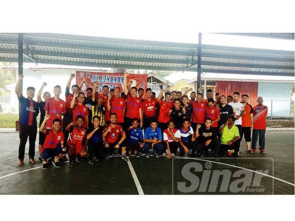 Sazmi bersama pasukan yang menyertai kejohanan futsal piala presiden.