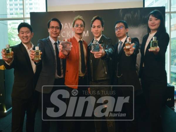 DARI KIRI: Fu, Azwan, Ryzal, Ikmal dan Faeez menunjukkan koleksi minyak wangi David Beckham pada Majlis Pelancaran Minyak Wangi David Beckham di Kuala Lumpur baru-baru ini.