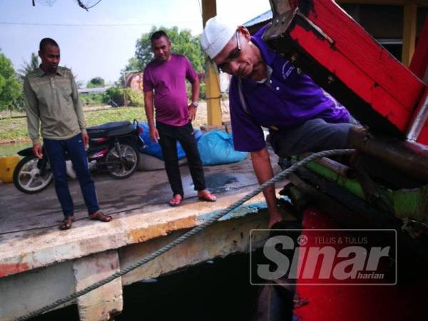 Mamat melihat keadaan botnya yang pecah di bahagian hadapan setelah dirempuh nelayan Vietnam.