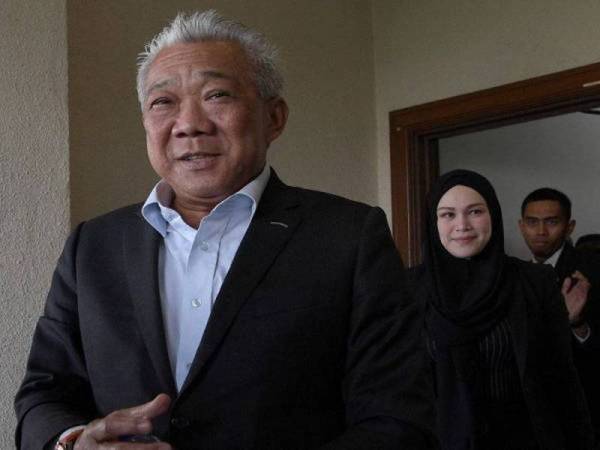 Datuk Seri Bung Moktar Radin dan isterinya Datin Seri Zizie Ezette A Samad (dua, kanan) hari ini dihadapkan ke Mahkamah Sesyen di sini atas tiga pertuduhan memperoleh suapan berjumlah RM2.8 juta bagi mendapatkan kelulusan untuk Felcra Berhad melabur RM150 juta bagi menyertai produk unit amanah Public Mutual Berhad. - Foto Bernama
