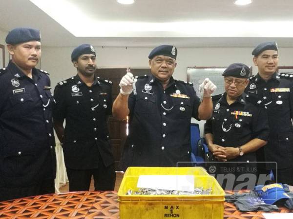 Mohd Yusuf (tengah) menunjukkan kompenan stapler yang dicuri penenayah.