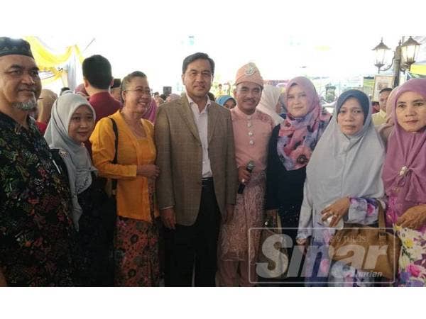 Dr Mohd Salleh (empat dari kanan) bergambar bersama kakitangan kerajaan serta orang ramai yang hadir Majlis Hari Raya Peringkat Hospital Kuala Krai hari ini.
