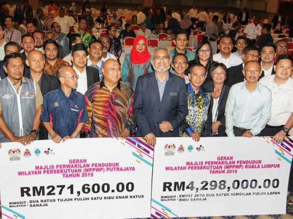 Khalid bergambar bersama Majlis Perwakilan Penduduk selepas sesi penyampaian geran peruntukan sebanyak RM4. 3 juta bagi wilayah Kuala Lumpur dan Putrajaya.
