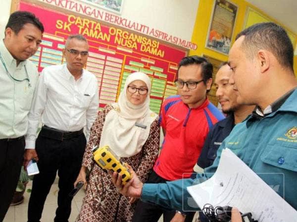 Pihak sekolah diajar untuk mengukur kualiti udara menggunakan alat pengesan gas yang diedarkan.