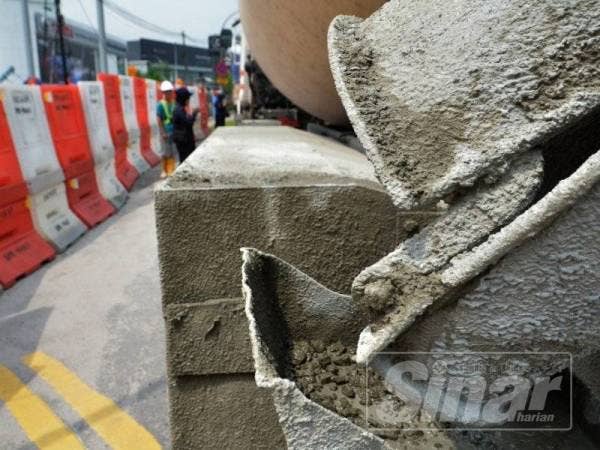 Lori yang membawa muatan simen turut ditahan.