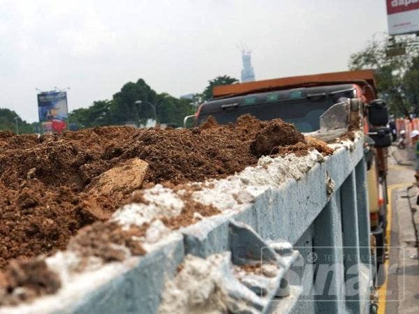 Antara lori ditahan dalam Ops Bersih di Jalan Kuching dan Sungai Besi selepas membawa muatan tanah melebihi had menyebabkan jalan kotor dan membahayakan pengguna lain.