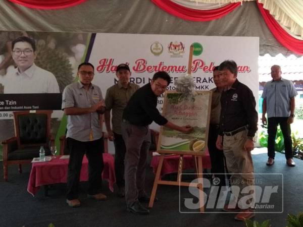 Tze Tzin menyempurnakan gimik perasmian Hari Bertemu Pelanggan Institut Penyelidikan dan Kemajuan Pertanian Malaysia (Mardi) Perak 2019 di Duriotourism Mardi Kuala Kangsar hari ini.