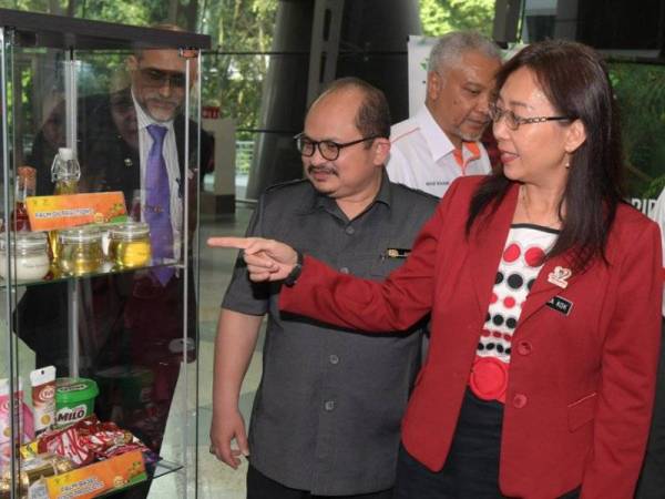 Teresa Kok Suh Sim (kanan) melawat pameran pada Majlis Perasmian Papan Informasi Minyak Sawit di Lapangan Terbang Antarabangsa Kulala Lumpur (KLIA) hari ini. Foto: Bernama