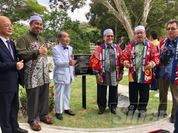 Amar (tiga dari kanan) merasmikan Taman Memorial Keamanan Kota Bharu di Taman Al-fursan Pengkalan Chepa sempena Hari Peringatan 20 tahun hubungan Kota Bharu dengan Kasaoka, Jepun hari ini.