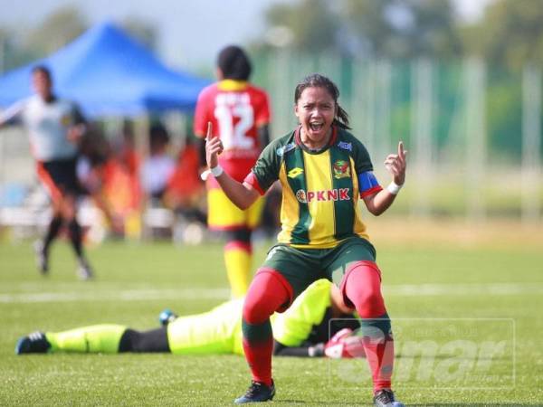 Nur Izzati muncul penjaring terbanyak Red E'girl setakat ini dengan empat gol. - FOTO KHAIRIL A JAAFAR