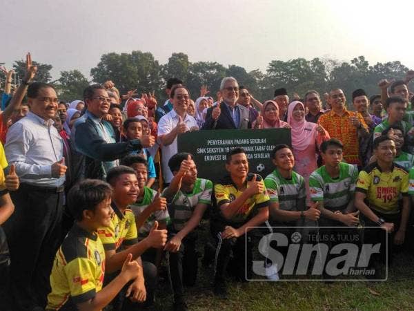 Khalid merakamkan gambar bersama pelajar SMK Seksyen 19 selepas Majlis Penyerahan Padang hari ini.