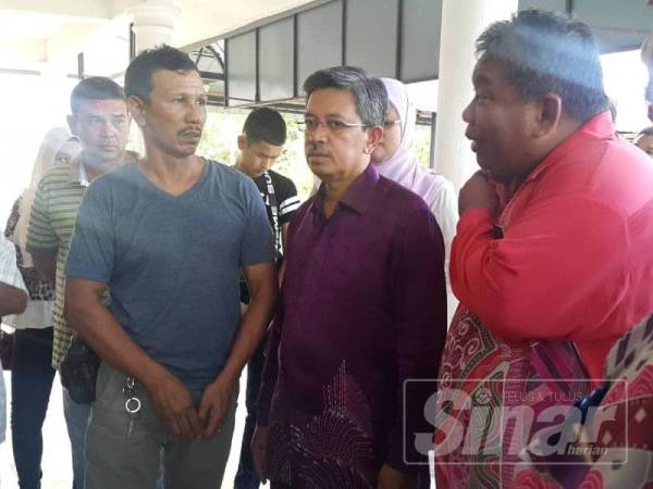 Pengarah Jabatan Pendidikan Kelantan, Fauzi Zahari (tengah) turut menziarah keluarga mangsa di rumah mayat Hospital Tengku Anis.