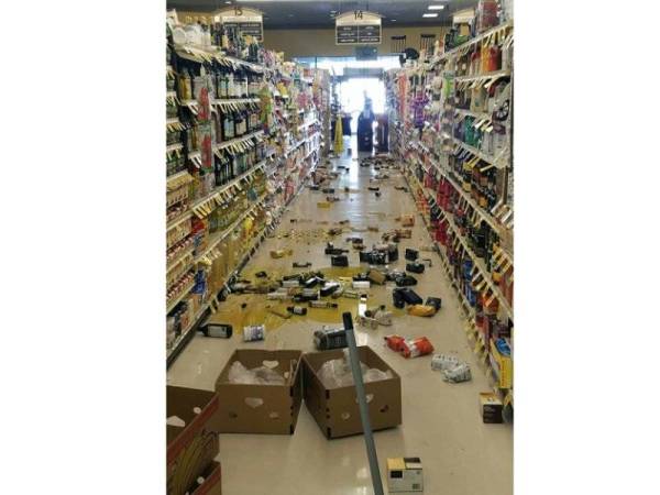 Keadaan sebuah pasar raya selepas gempa bumi melanda California Selatan semalam.