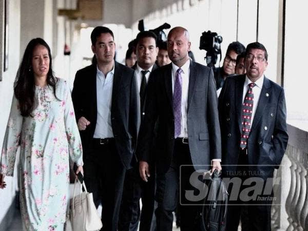 Peguambela Riza Aziz bersama Nooryana Najwa (kiri) hadir di Mahkamah Sesyen 8,Makamah Tinggi Kuala Lumpur. - Foto Sinar Harian ZAHID IZZANI