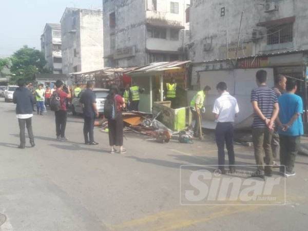 Perobohan struktur haram yang menggunakan parkir awam untuk tapak niaga di Jinjang Kepong.