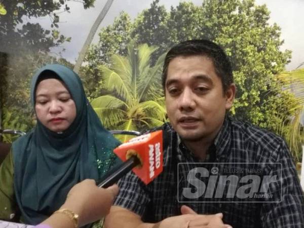 Idham Wazir menjelaskan keadaan anaknya ketika ditemui pemberita di Taman Dahlia di sini hari ini.