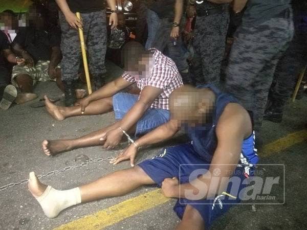 Antara warga Afrika yang ditahan dalam Ops Kutip di Pangsapuri Desa Aman Puri, di sini, malam tadi.