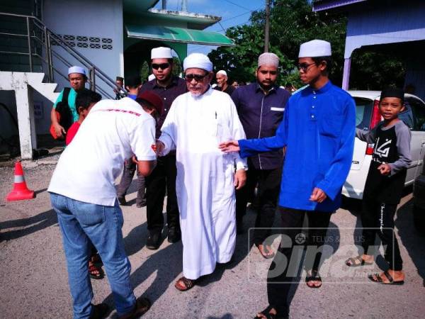Orang ramai yang menghadiri kuliah di Masjid Rusila mengambil peluang bersalam dengan Abdul Hadi.