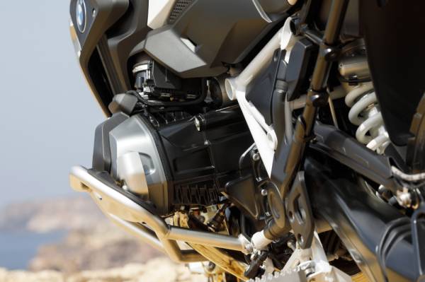 
ENJIN Boxer 1,254 cc bersama BMW ShiftCam Technology.