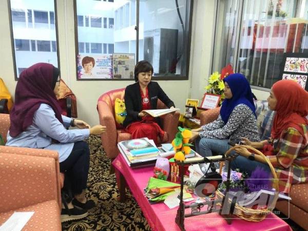 Nicole (tengah) ketika menerima kunjungan ahli jawatankuasa Manis di pejabatnya hari ini.