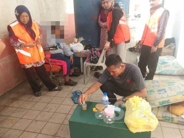 Seorang anggota AADK bersama dengan anggota JKM telah melakukan pemeriksaan ujian air kencing dan mendapati dua daripada mereka positif dadah.
